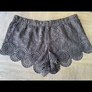Express lace scallop shorts